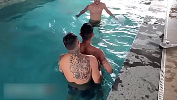 Erick Diaz E Bruno Hot Encontrou Com Vizinho Na Piscina Acabou Fazendo Uma Dp free video